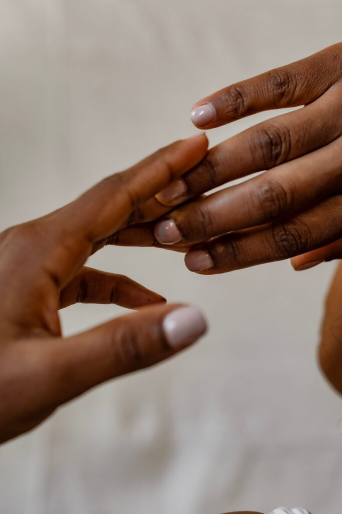 Détail de mains et d’ongles nude