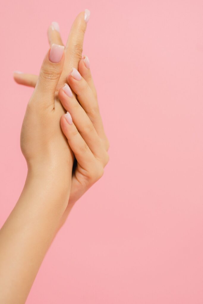 Mains aux ongles soignés, photographie d’ambiance