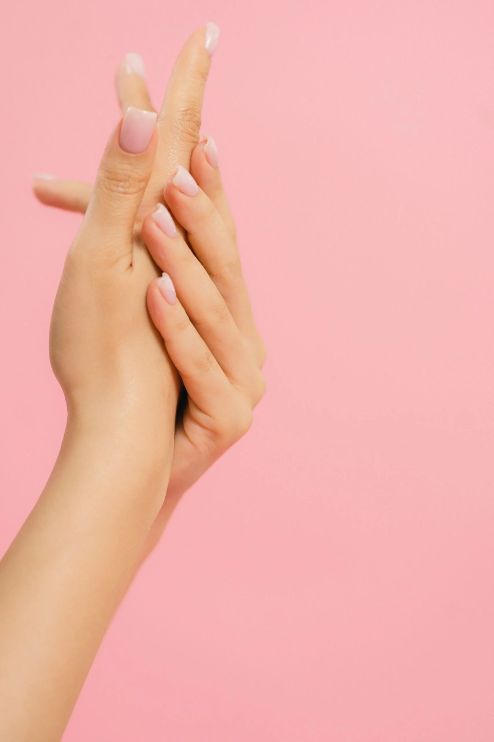 Mains aux ongles soignés, photographie d’ambiance